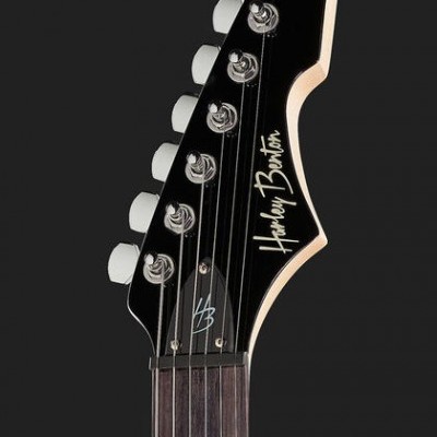 Cabeça de guitarra elétrica preta com tarraxas cromadas e texto Harley Benton