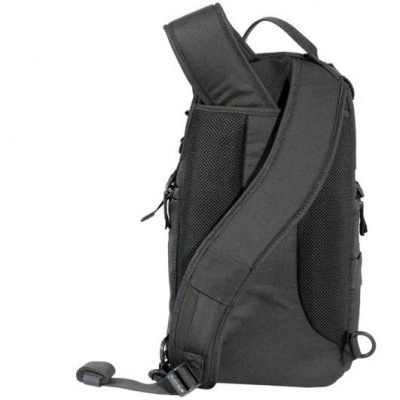 Mochila preta com alças acolchoadas e tecido respirável