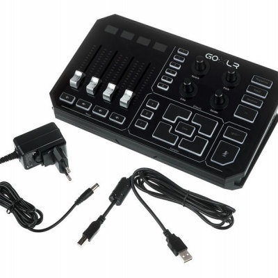 Mesa de mistura de áudio preta com faders, botões e cabos