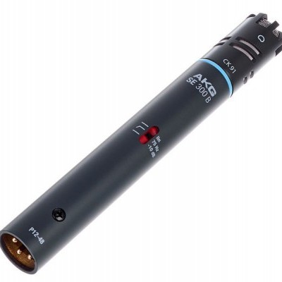 Microfone condensador AKG SE300B preto com texto branco e pinos dourados