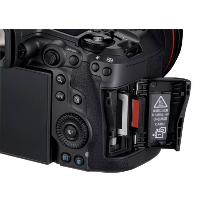 máquina fotográfica digital preta com compartimento aberto para cartão de memória