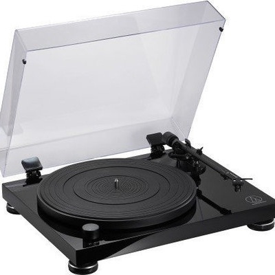Gira-discos preto com tampa transparente