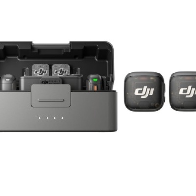 Estojo de carregamento DJI com dois dispositivos e acessórios cinza escuro