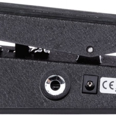 Pedal de efeito para guitarra preto com entradas de áudio e energia e etiqueta com símbolos CE e 9V