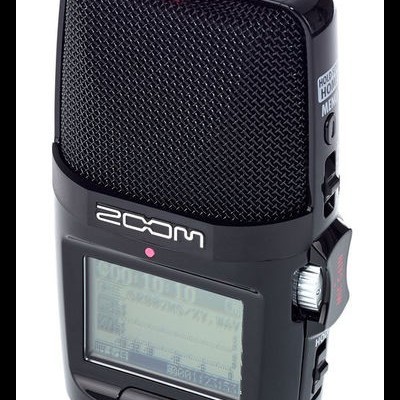 Microfone gravador portátil preto da marca ZOOM com ecrã digital e grelha metálica