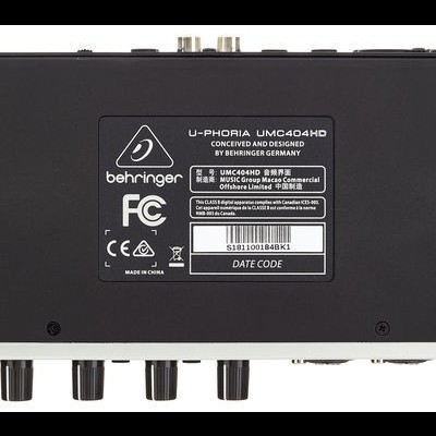 Parte inferior de equipamento eletrónico preto Behringer com etiqueta técnica