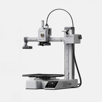 Impressora 3D branca e cinzenta com base e braço ajustável em fundo branco