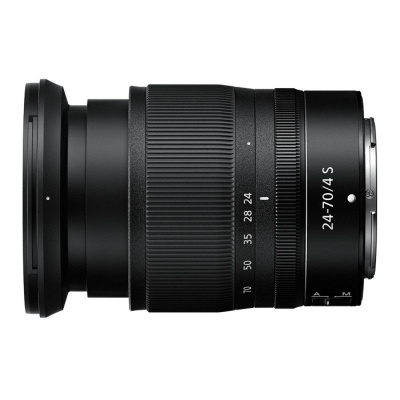 Objetiva fotográfica preta com anel de ajuste e números de distância focal