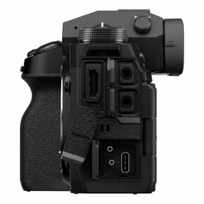 Câmara fotográfica preta vista de lado com portas HDMI, USB-C e microfone