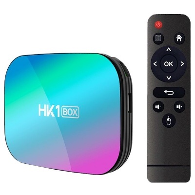 Caixa de TV HK1 BOX azul e rosa com comando remoto preto