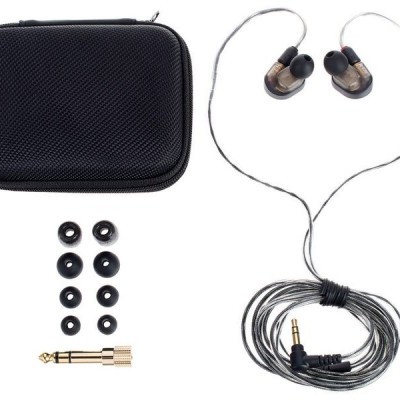 Auscultadores intra-auriculares com vários adaptadores e estojo preto