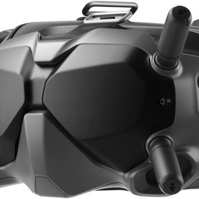 Controle remoto preto para drone com quatro antenas e botões de controlo.