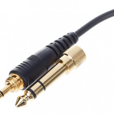 Cabo adaptador áudio com conector de 3,5 mm preto e conector de 6,35 mm dourado em fundo branco