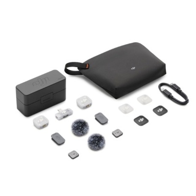Conjunto de acessórios de áudio DJI com estojo, microfones, adaptadores, protetores e cabo USB