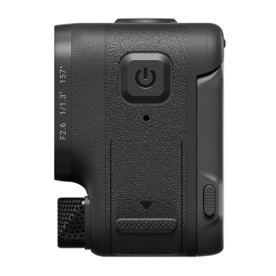 Câmara de ação preta vista de lado com botões e texto na lente.