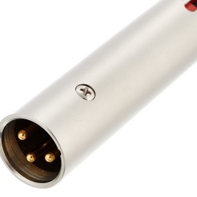 Conector XLR metálico prateado com três pinos dourados