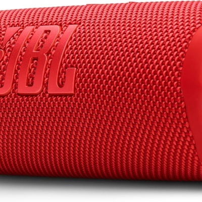 Coluna portátil JBL vermelha com textura de malha e logótipo em relevo