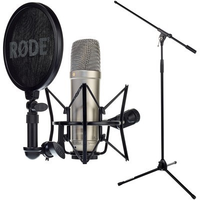 Microfone condensador prateado com pop filter RODE e suporte de tripé preto