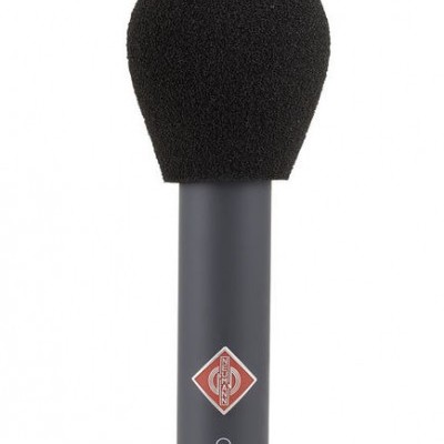 Microfone cinzento com espuma preta e logótipo vermelho NEUMANN