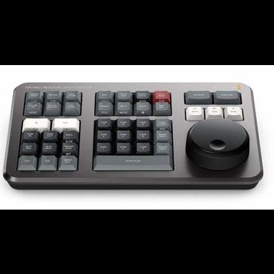 teclado compacto cinza escuro com disco preto e teclas cinza claro, branco e uma vermelha