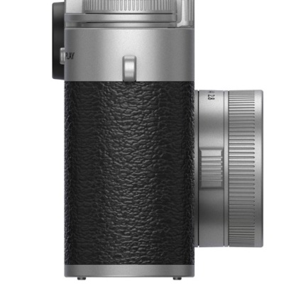 Câmara fotográfica compacta prateada e preta com lente ajustável e texto PLAY