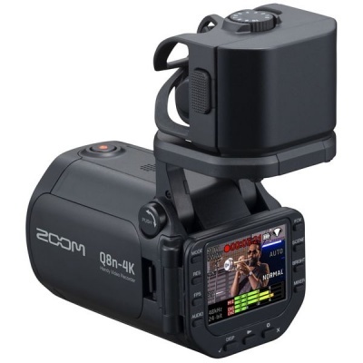Câmara de vídeo digital preta Zoom Q8n-4K com ecrã LCD a mostrar vídeo