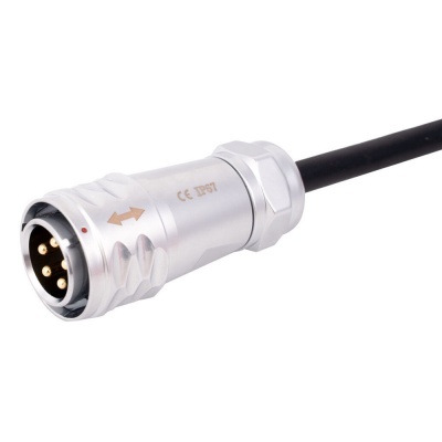 Conector metálico cilíndrico prateado com cinco pinos dourados e cabo preto