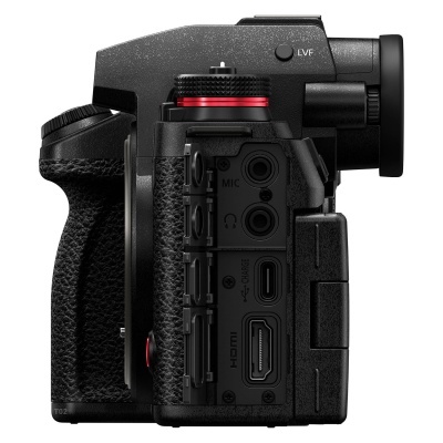 Máquina fotográfica digital preta vista de lado com botões e conectores