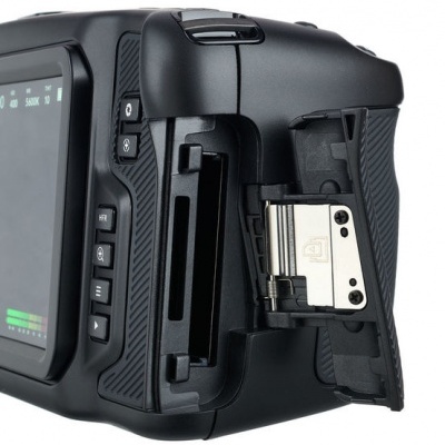 Câmara fotográfica digital preta com ecrã e ranhura para cartão aberta