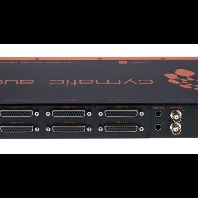 Equipamento de áudio preto Cymphonic Audio com múltiplas conexões