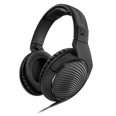 Auriculares pretos Sennheiser sobre a orelha com cabo