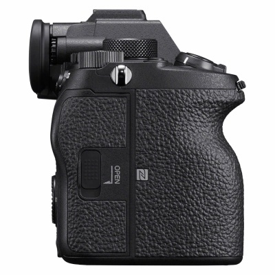 Câmara fotográfica preta vista lateral com textura couro e botões