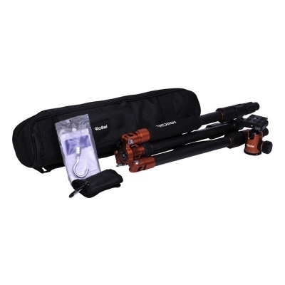 tripé preto com detalhes em cobre, bolsa preta com texto Rollei, gancho metálico em embalagem plástica