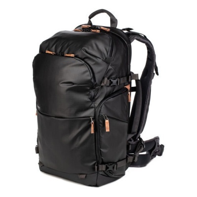 Mochila preta com zíperes castanhos e múltiplos compartimentos