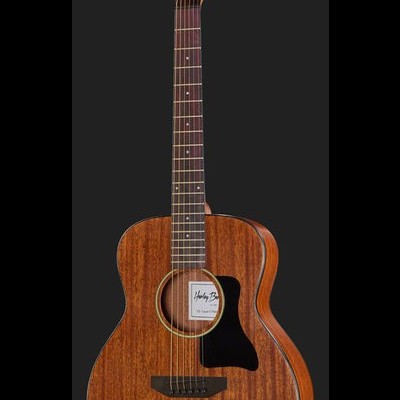 Guitarra acústica castanha com escudo preto e etiqueta interna