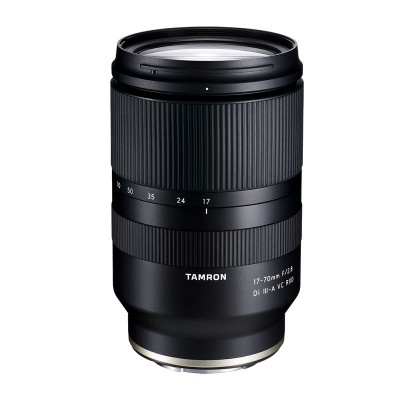 Objetiva fotográfica Tamron preta 17-70mm com anéis texturados e escala de zoom