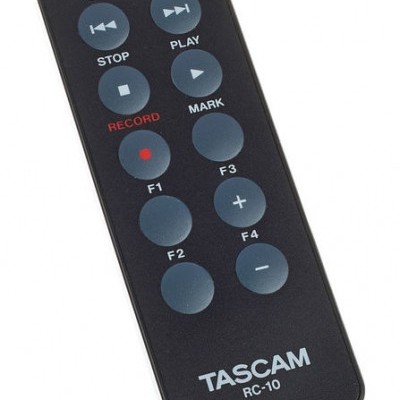 Comando remoto preto TASCAM RC-10 com botões azuis e texto branco e vermelho
