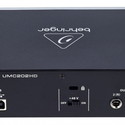 Interface de áudio Behringer U-PHORIA UMC202HD preta com entradas e saídas