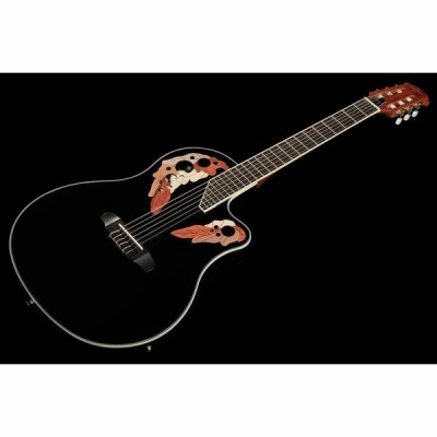 Guitarra acústica preta com decoração floral em fundo preto