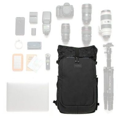 Mochila preta TENBA para fotografia com acessórios ao redor