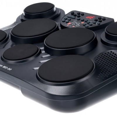 Painel de bateria eletrónica preto com pads circulares e comando remoto