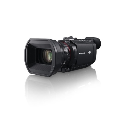 Câmara de vídeo Panasonic 4K preta com lente grande angular