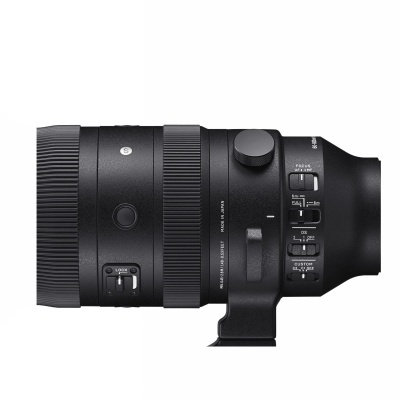 Objetiva fotográfica Sigma preta com marcas e botões