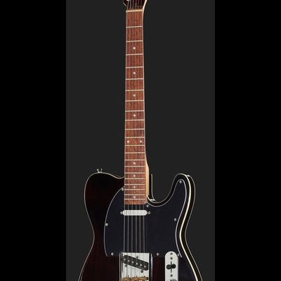 Guitarra elétrica preta com braço de madeira clara e escudo preto