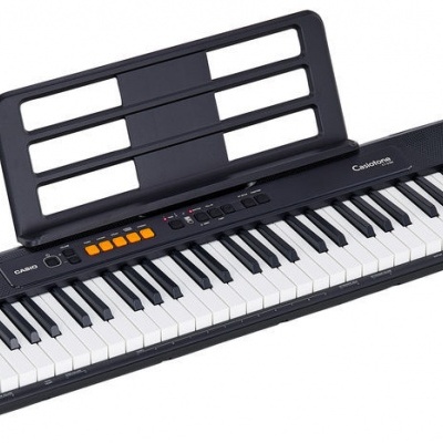 Teclado musical eletrônico preto com 49 teclas e suporte para partituras