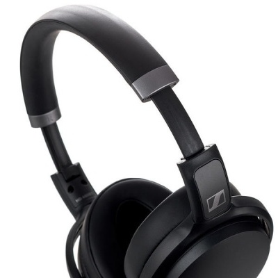 Ausculadores circum-aurais pretos com arco acolchoado e logótipo Sennheiser