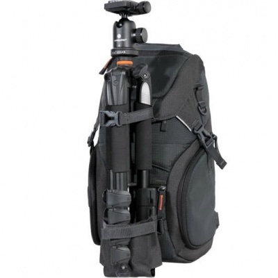 mochila preta com tripé fixado lateralmente