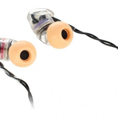 Auriculares intra-auriculares transparentes com ponteiras cor de pele e cabos torcidos pretos