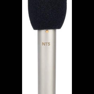 Microfone prateado com cobertura de espuma preta e texto NT5