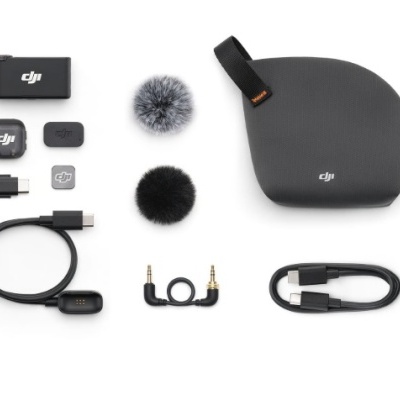 Acessórios DJI em preto e cinzento organizados sobre fundo branco